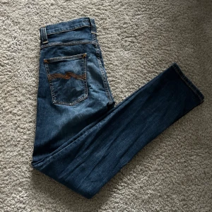 Nudie jeans - Säljer nu mina Nudie jeans. Dom är använda fåtal gånger, är i topp skick. Skriv om ni vill ha fler bilder har frågor eller några funderingar.