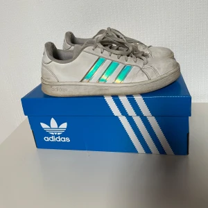 Adidasskor  - Väldigt använda adidas skor (där av priset.) Skosnören kan bytas ut. Pris kan till och med diskuteras vid snabbt köp! 