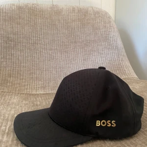 Hugo boss keps  - Fet Hugo boss keps i toppskick. Justerbar så passar alla. 