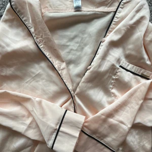 Silkes pyjamas skjorta - Ljusrosa Silkes pyjamas tröja 🩷