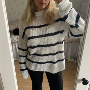 Randig stickad tröja  - Randig stickad tröja från Lager 157 sparsamt använd 💙