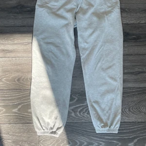 Mjukisbyxor  - Superfina grå mjukisbyxor i bra skick