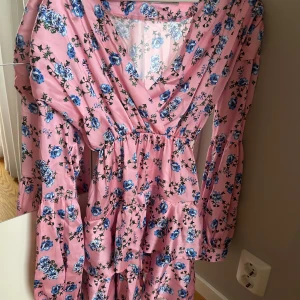 Rosa klänning  - Jättefin klänning från chiquelle med rosor på. Bara använd 1 gång så är i väldigt bra skick. Strl S😍