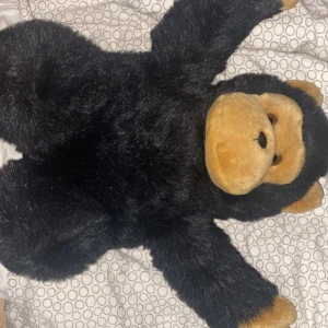 APA - Deta är en gosig apa för barnen för dom kan mysa med den för den är så mjuk och söt,jag rekommenderar den för alla barn och speciellt inför kalla tider där barnen kan ha en sån fin docka i sängen