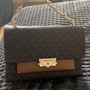 Säljer äkta Micheal kors väska inköpt på Micheal kors.  Använd några gånger. Fint skick.  Kan skicka fler bilder om intresse finns🥰