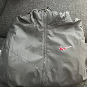 Nike jacka  - Nike jacka bara använt 1 gång Men den är som ny köpt på footlocker  Jag är 1,80 och passar mig perfekt 