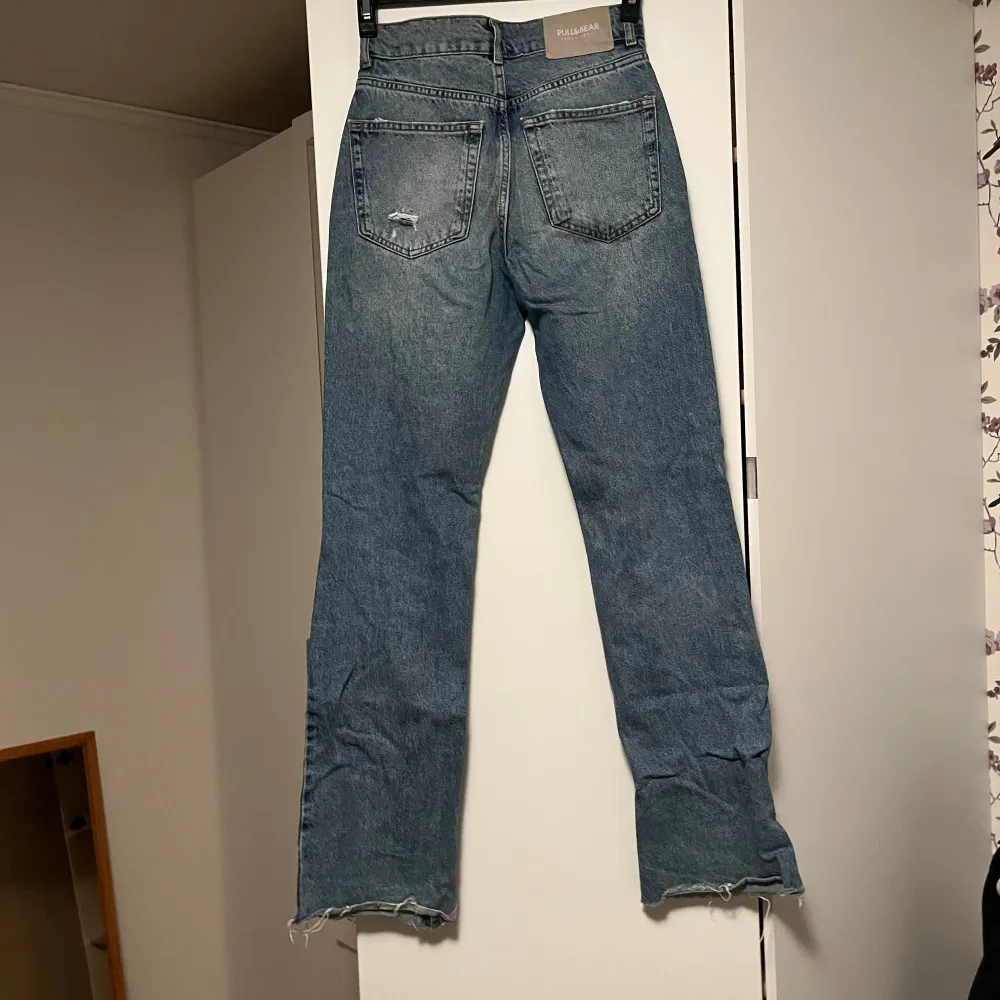 Högmidjade vida jeans med en liten split längst ner.   Midjemått ca 32 cm   Hör av er vid frågor 😊. Jeans & Byxor.