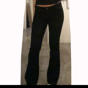 Svarta lågmidjade utsvängda jeans - Säljer dessa svarta utsvängda lågmidjade jeans från junkyard. Supersköna och delvia stretchiga. Passar alla mellan 160-173 cm (jag är 170 för referens) De är aldrig använda men prislappen är inte kvar. Därför nyskick. Ursprungspris 499kr.