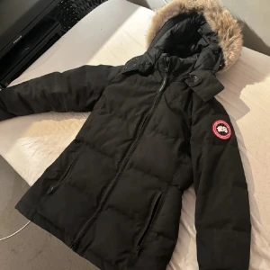 Canada goose  - Hej Jag säljer min tjejs jacka nu när hon inte använder den längre, den är köpt på NK för 9990 och kvitto finns. Det finns inga skador eller sånt på den och är i gott skick! Skriv till mig för funderingar