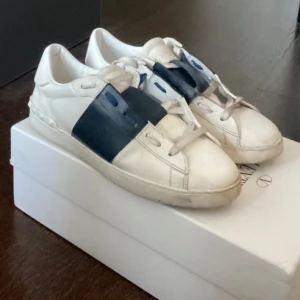 Valentino  - Säljer ett par valentino skor pågrund av dem va för små har andvänts ett par gånger storlek 41 allt orginalt fås med.