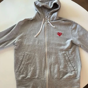 Cdg hoodie med zip.  - Cdg hoodie nyskick.storlek M. Ingenting som utmärker att den är andvänd. Skriv privat om du har några funderingar!