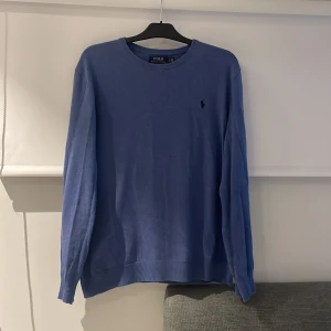 Blå tröja från Polo Ralph Lauren - Säljer en snygg blå tröja från Polo Ralph Lauren. Den är i storlek L men passar M. Tröjan är i bra skick och superbekväm att ha på sig. Skriv om du har några funderingar!