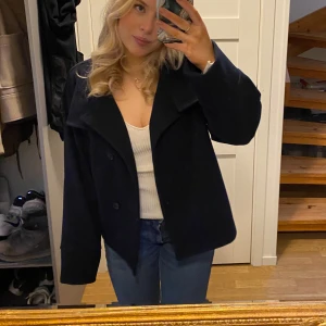 Gina Tricot kappa  - Mörkblå kappa från Gina Tricot som knappt är använd. Storlek S💙