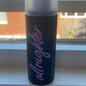Urban decay all nighter setting spray💗 - Säljer denna setting sprayen från Urban decay! Aldrig använd kanske sprayad Max 2-3 gånger💗 säljer då jag har en annan. Köptes på kicks för 435 för några månader sedan men fick en i present precis efter!