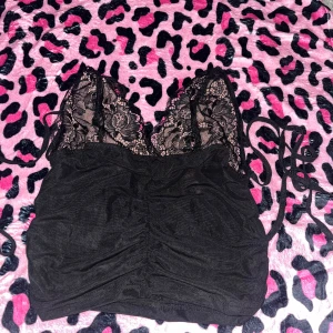 Linne  - Fint linne med snörning över ryggen aldrig använd 