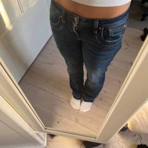 Jättefina mörkblåa Ltb-jeans i strl 28x30🤩 Sömmen längst ner på benen är sprättad och passar mig som är ungefär 162💘 Skriv för fler mått eller bilder💗