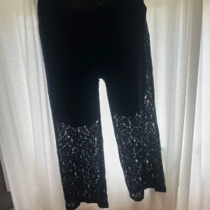 Marinblåa spetsbyxor - Marinblåa spetsbyxor köpta i Danmark, använt 1 gång 