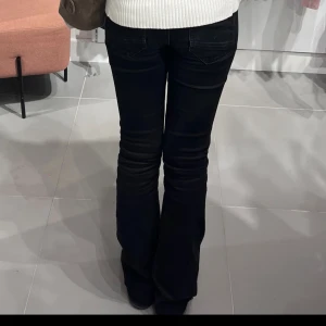 Svarta lågmidjade jeans  - Skitsnygga lågmidjade jeans från G-star raw i jättebra skick. Storlek 26x34, innerbenslängd ca 85cm så passar nån runt 170🎀🎀🎀Nypris 1139kr