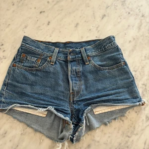 Jeansshorts - Shortsen är i bra skick och väldigt sköna. Säljer dem då de är för små.💗 Priset kan diskuteras.