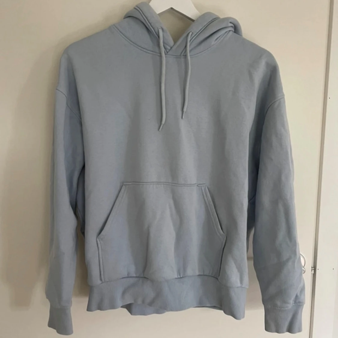 Ljusblå hoodie