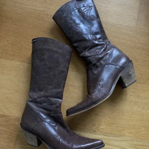 Vintage Cowboyboots - Säljer dessa bruna superfina cowboyboots som jag köpte här på plick. De är lite slitna på insidan men inget som syns utanpå eller som man tänkte på. De är i storlek 38 men ganska smala, passar mig som har 37/38 i skor.