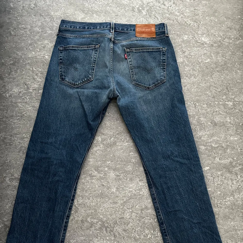 Snygga Levis 501 Straight Leg, passar alla stilar. Bekväma och perfekt passform. Själv har jag inte använt dom så mycket som dom förtjänar. Köpta på Zalando för 1000kr. . Jeans & Byxor.