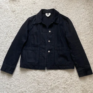 Jeansjacka  - Säljer min svarta jeansjacka från Arket som inte kommer till användning! Superfint skick💕