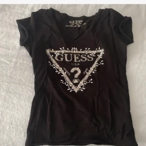 Guess  - Guess tröja som är skitsnygg fast jag är ganska fattig och behöver pengar Hahah då säljer den billigare än vad jag köpte den för. Jag skickar så snabbt som jag kan såklart och skriv vid frågor ☺️❤️❤️❤️❤️❤️❤️