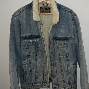 Pull & Bear-jacka - Pull & Bear-jacka: Perfekt skick och stilren design   Jag säljer den eftersom den blivit för trång för mig. Perfekt för dig som har storlek S eller M! 