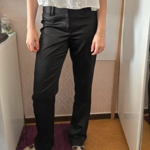 Satin kostymbyxor - Svarta kostymbyxor i satin material från Soya, storlek XS   Pris kan diskuteras  
