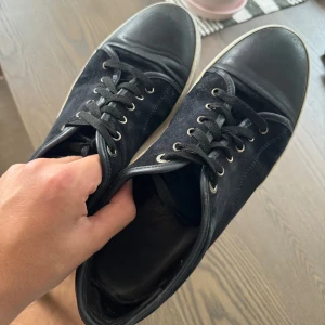 Lanvin  - Tjo. Säljer dessa riktigt feta lanvins utan glans i väldigt bra skick! 💯 Kommer tyvärr inte med nån box utan bara skorna! Priset ej fast 👍storlek 44 UK 10