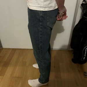 Jeans från weekday - Jeans som ej kommer till användning från weekday i unik färg. Modellen är Barrel fit och storlek 29/32. Killen på bilden är 185. Inga defekter