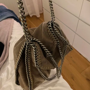 Liknande Stella väska💕 - Liknande Stella McCartney väska!💕Jättesnygg och inga defekter❤️