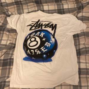 Nästan helt ny stussy t shirt som är i väldigt bra skick!