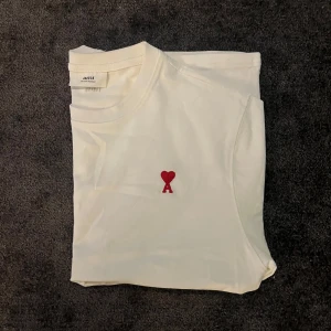 Ami Paris T-shirt - Säljer min helt oanvända Ami Paris T-shirt då den inte passar mig i storleken. Nypris 1399 - mitt pris 549.  Storlek S men skulle säga att den passar bättre som M. Skick 10/10 💯 DM vid intresse 🤝