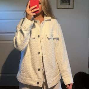 vit höstjacka - perfekt till vår och höst! köpt utomlands, jättebra skick❤️