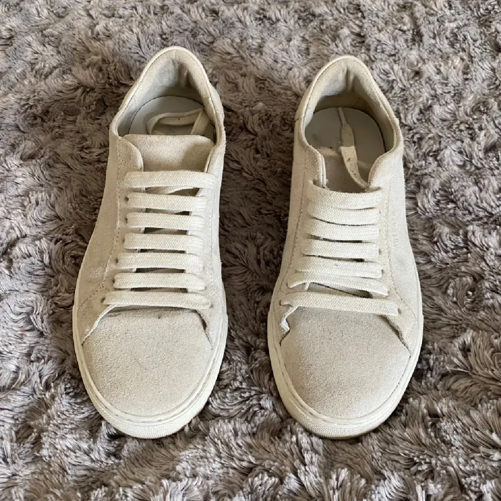 Axel Arigato 90 clean suede i beige. Storlek 35 men passar 36. Nypris 2400kr. Skor.