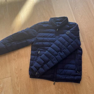 Moncler jacka - Tjena säljer nu min jacka då jag tänkte att någon annan kunde få användning av den i dom kalla tiderna som närmar sig. Fint skick på den inga defekter eller skador. Passar dig som bär S eller M lite större i storleken. Pris: 2999kr. Skriv vid frågor!