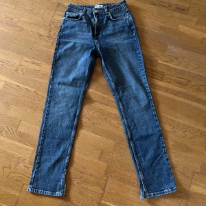 Zara jenas  - Säljer min jättesnygga mörkblå Zara jenas för att dom tyvärr blivit försmå. De är i nyskick och bara använda fåtal gånger, modellen - raka ben med en liten slits på insidan, storlek 40.  Nypris - 400kr  säljer för - 300kr, pris går att diskutera