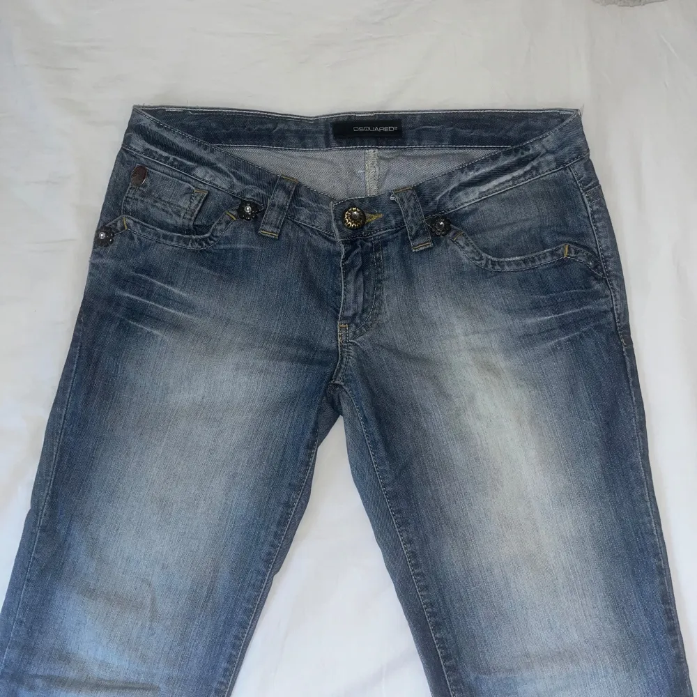 Säljer raka samt lågmidjade vintage dsquared2 jeans, utan defekter! Jag köpte de för 2300. Säljer då dem ej kommer till användning 💕 Midjan är 28 och jag skulle säga att längden är 32, skriv för fler bilder eller frågor!. Farkut & Housut.