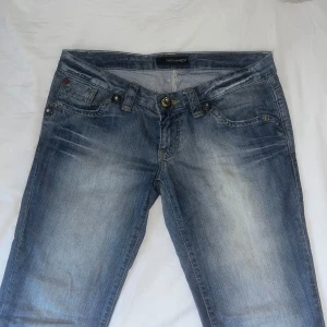 Dsquared2 jeans - Säljer raka samt lågmidjade vintage dsquared2 jeans, utan defekter! Jag köpte de för 2300. Säljer då dem ej kommer till användning 💕 Midjan är 28 och jag skulle säga att längden är 32, skriv för fler bilder eller frågor!