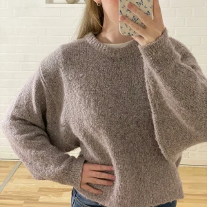 lila/rosa stickad tröja - Stickad tröja från Carin Wester i storlek S.