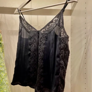 Spets Linne - Ett blått spets linne från H&M i stl XS, använt men i gott skick. Hör av dig vid frågor🌸
