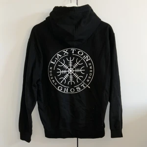 Hoodie - Merch hoodie från laxton i strl S. Knappt använd, i nyskick. Tryck gärna på ”köp nu”.