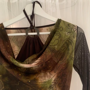 Mönstrad tröja - 🤎Unik mönstrad tröja 💚Köpt secondhand, vet ej var den kommer från 🤎 Står ingen storlek på men skulle gissa på S