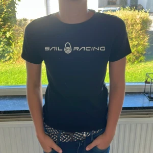 Sail Racing T shirt - Säljer en Sail Racing t shirt som är i 10/10 skick! Storlek 160,  Modellen är 170 och sitter lite tajt. Fick den på min födelsedag och säljer den nu för den är för liten. Priset är inte hugget i sten, Dma om du har frågor🙌