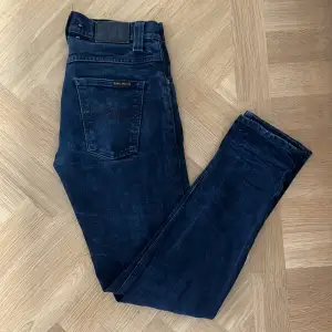 Säljer ett par slim fit nudie jeans som är i storlek 30/32 modellen är 173 och är i 7/10 skick. Dma om du har några frågor🙌