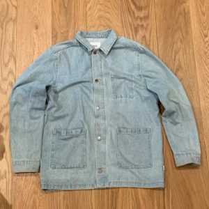 WESC jacka - Säljer en snygg jeansjacka från märket WESC. Lite större än vad man tror. Skick 7,5/10.