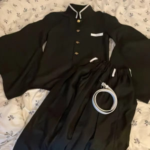 Muichiro Tokito Cosplay💞 - En snygg Muichiro cosplay som är i bra skick! Har bara använts på 1 mässa💞🌸Det står inte vilken storlek det är men passar M-S😼