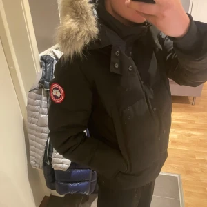 Canada goose jacka - Tjena, säljer en riktigt snygg och bekväm canada goose jacka, endast använd 1 gång, kvitto finns osv. Såklart äkta🙌🏻🙌🏻 hör av er vid funderingar 